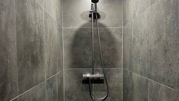 Douche, serviettes fournies, savon, papier toilette