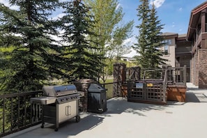 Outdoor dining - Black Bear Cabin, shared hot tub, walk to slopes! (Crested Butte)