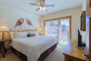 3 bedrooms, iron/ironing board, travel cot, WiFi - Black Bear Cabin, shared hot tub, walk to slopes! (Crested Butte)
