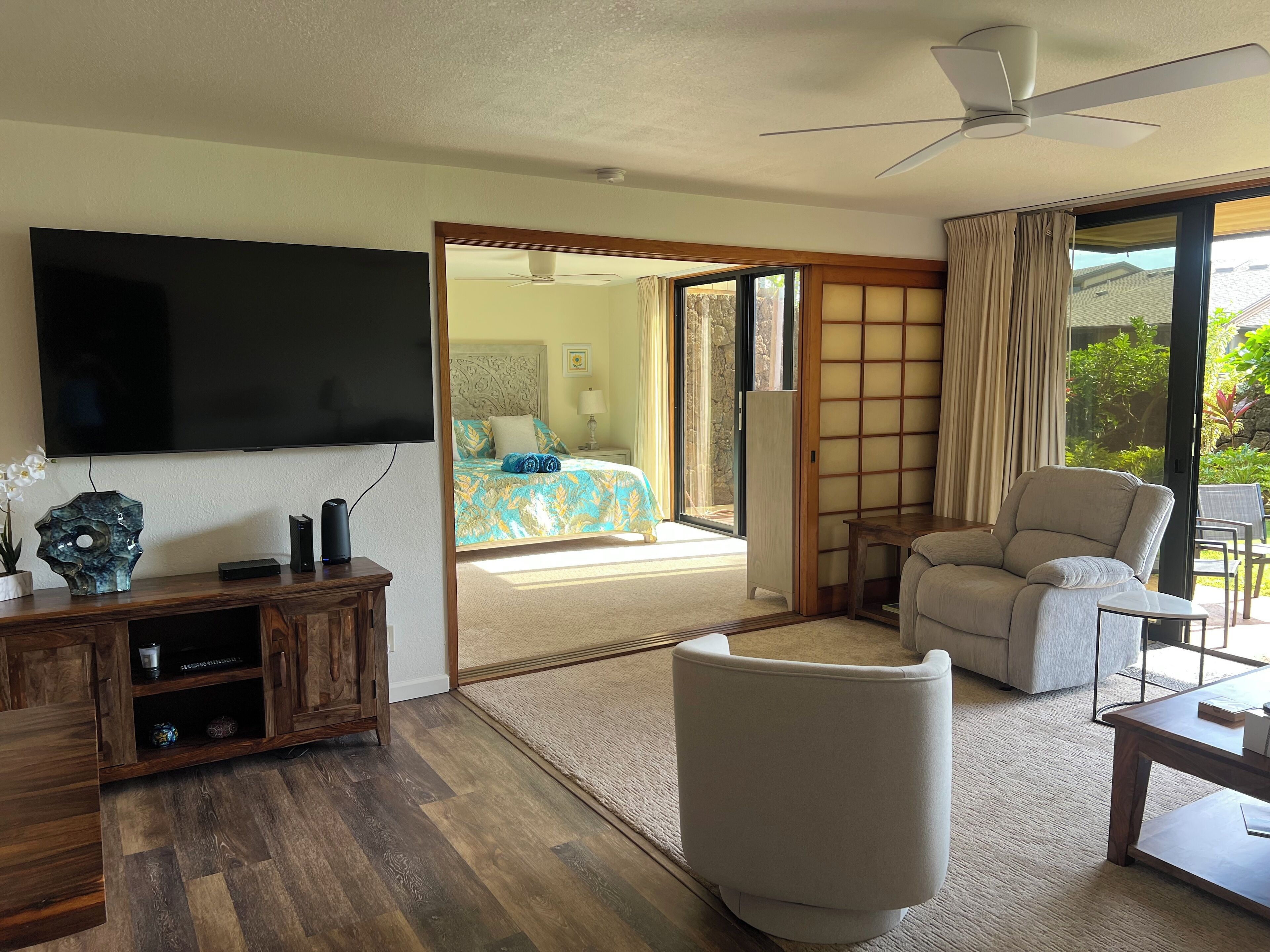 Silitysrauta/-lauta, vauvan matkasänky, Wi-Fi, vuodevaatteet