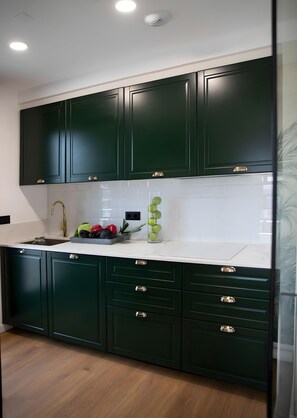 Réfrigérateur, micro-ondes, four, plaque de cuisson