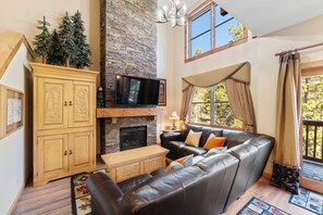 TV, fireplace - Cozy Mountain Hideaway in Keystone — Relax in Peace, Ski in Minutes! (Keystone)