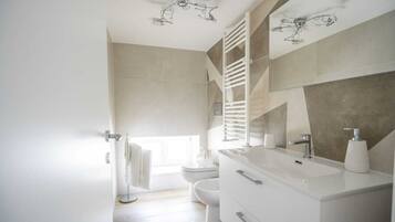 Dusche, Haartrockner, Bidet, HandtĂŒcher