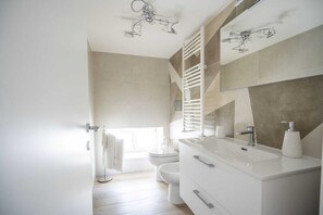 Douche, sèche-cheveux, bidet, serviettes fournies