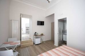 3 عدّة غرف نوم ومكواة/لوح كي وواي فاي وملاءات أسرّة