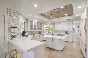 Fridge, microwave, oven, stovetop - Luxury Golf Villa w Views, Pool & Spa Near Strip (Henderson)