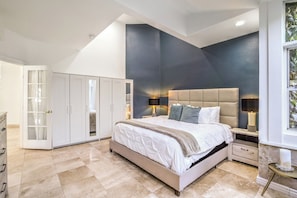 6 bedrooms, iron/ironing board, WiFi, bed sheets - Lux Golf Villa w Views, Pool & Spa Near The Strip (Henderson)