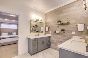 Shower, hair dryer, towels - Lux Golf Villa w Views, Pool & Spa Near The Strip (Henderson)