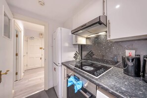 Wasserkocher mit Kaffee-/Teezubehör, Kühlschrank, Mikrowelle, Ofen