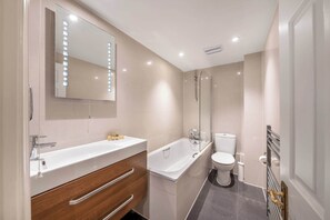 Shower, hair dryer, towels, shampoo - Comfort Studio by Harrods (Greater London)