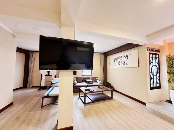 Superior Twin Room | Desk, laptop workspace, blackout drapes, soundproofing