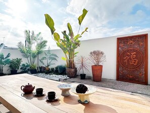 Luxe tweepersoonskamer, uitzicht op tuin | Een bureau, een laptopwerkplek, verduisterende gordijnen