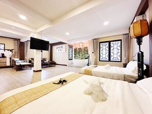 Superior Twin Room | Desk, laptop workspace, blackout drapes, soundproofing