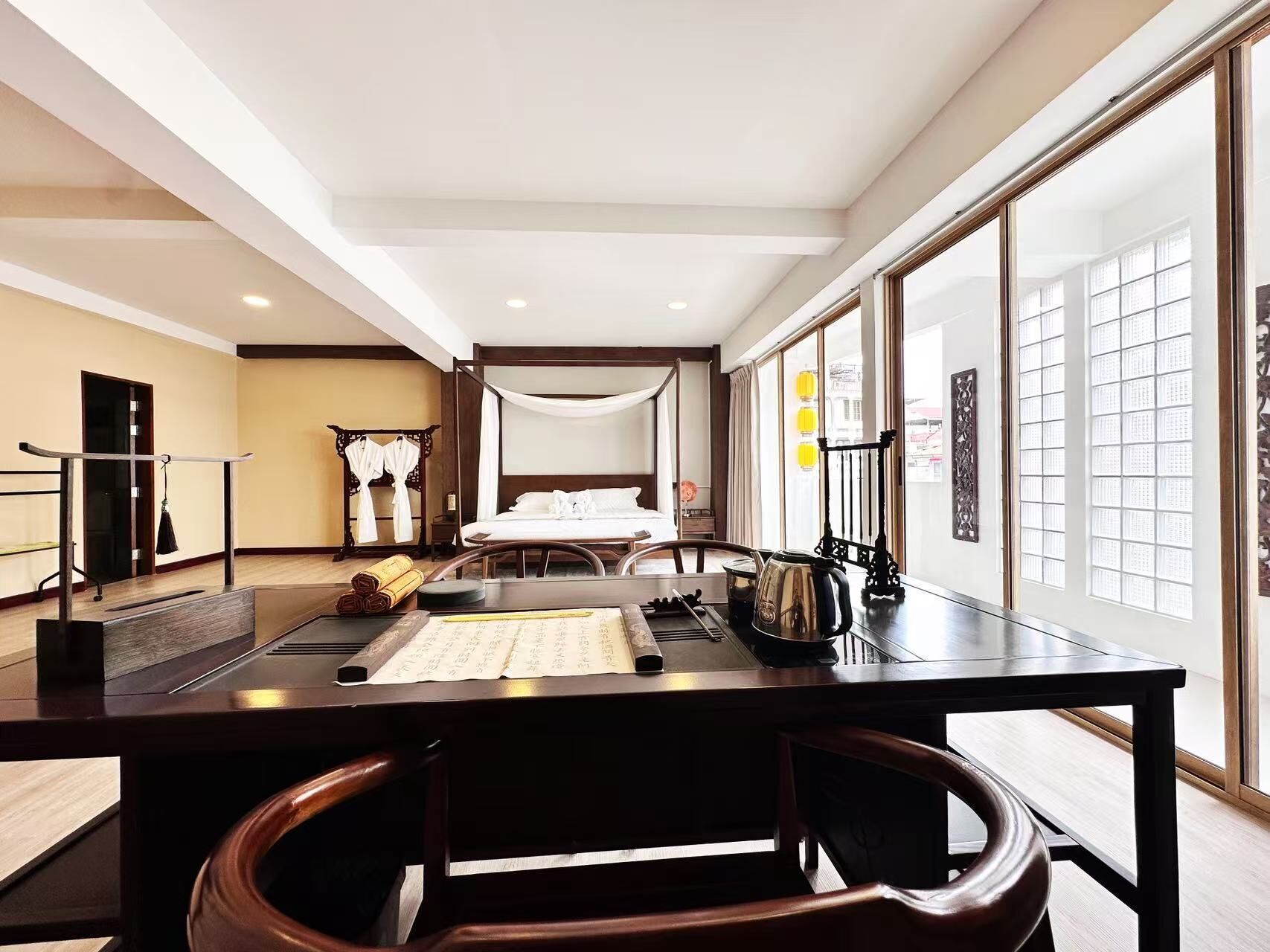 Habitació doble superior, balcó, vistes a la ciutat | Escriptori, espai de treball apte per a portàtils i cortines opaques 