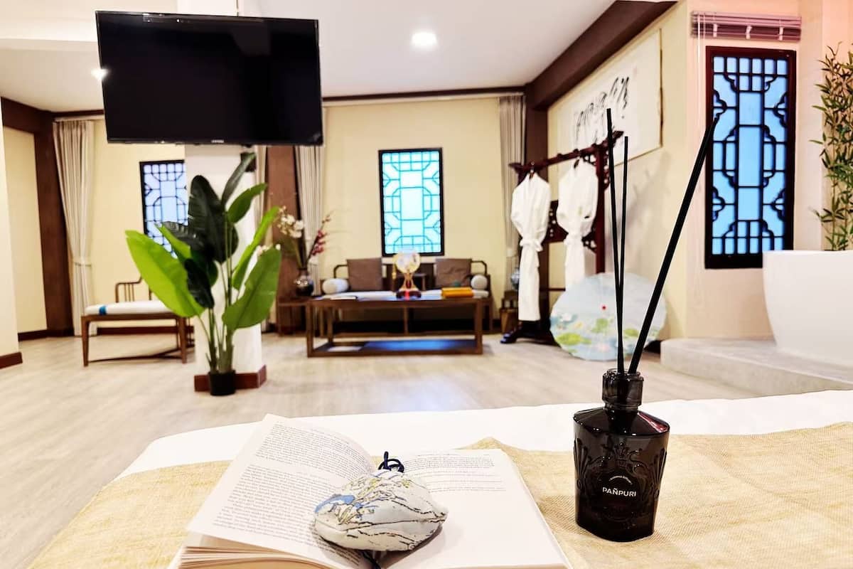 Superior Twin Room | Desk, laptop workspace, blackout drapes, soundproofing