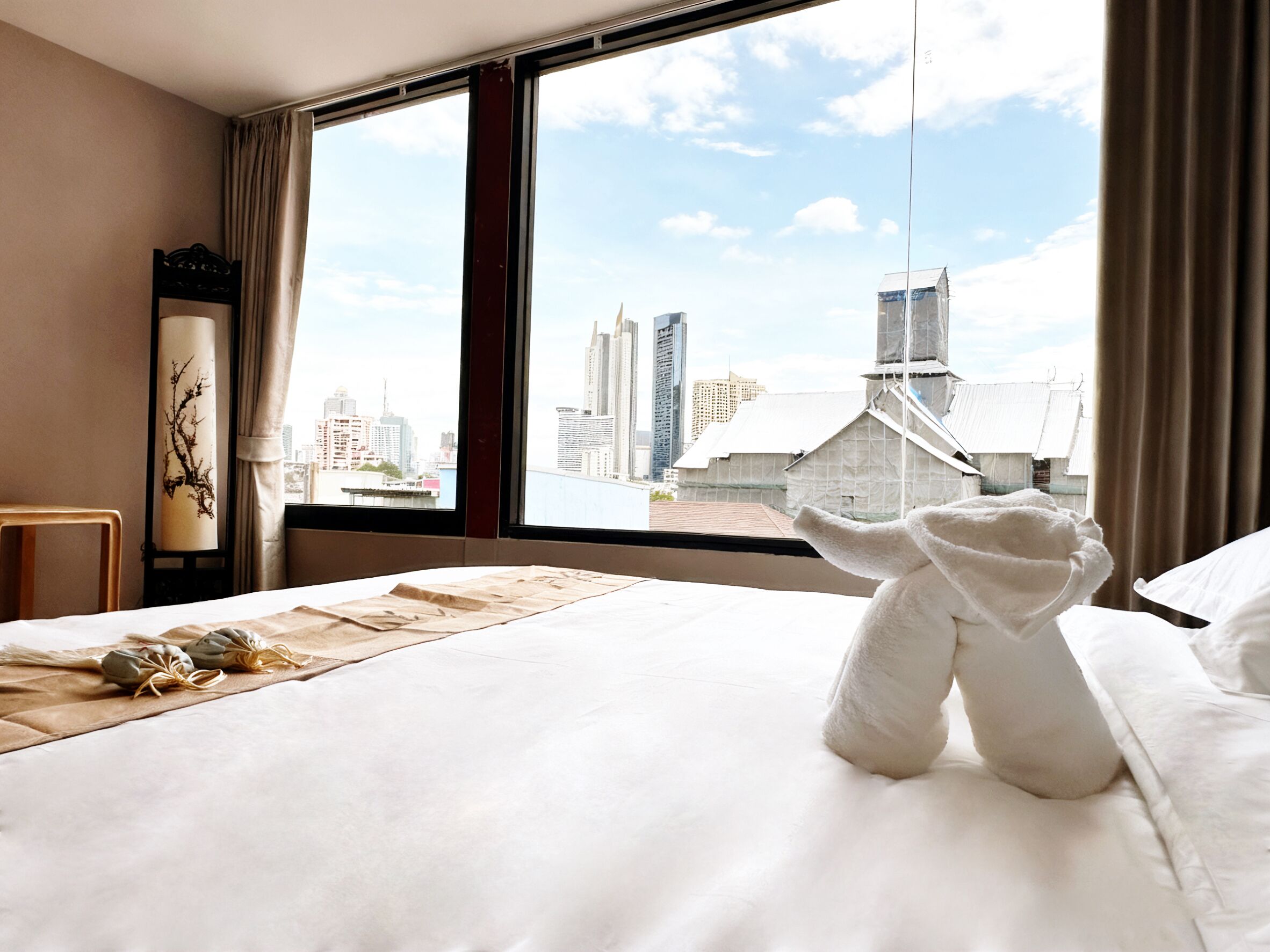 Habitació doble Deluxe, vistes a la ciutat | Escriptori, espai de treball apte per a portàtils i cortines opaques 