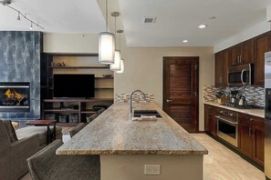 Jääkaappi, mikroaaltouuni, uuni, liesi