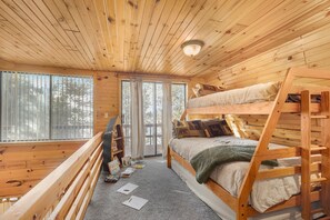 Travel cot, free WiFi, bed sheets - LAKESIDE BRIMWATER: Henrys Fork Private Beach Dock Fishing Yellowstone UTV Snowmobile Trails (Island Park)