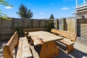 Outdoor dining - Tekapo Alps Family Home w/ Deck & Mountain Views (Lake Tekapo)