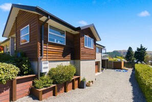 Exterior - Tekapo Alps Family Home w/ Deck & Mountain Views (Lake Tekapo)