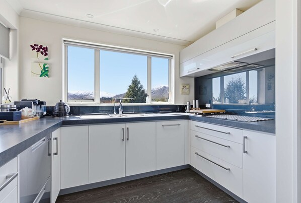 Fridge, microwave, oven, stovetop - Tekapo Alps Family Home w/ Deck & Mountain Views (Lake Tekapo)