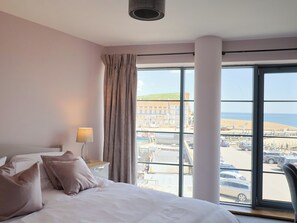 2 bedrooms, individually decorated, individually furnished, free WiFi - 36 Quay West Apartments (Bridport)