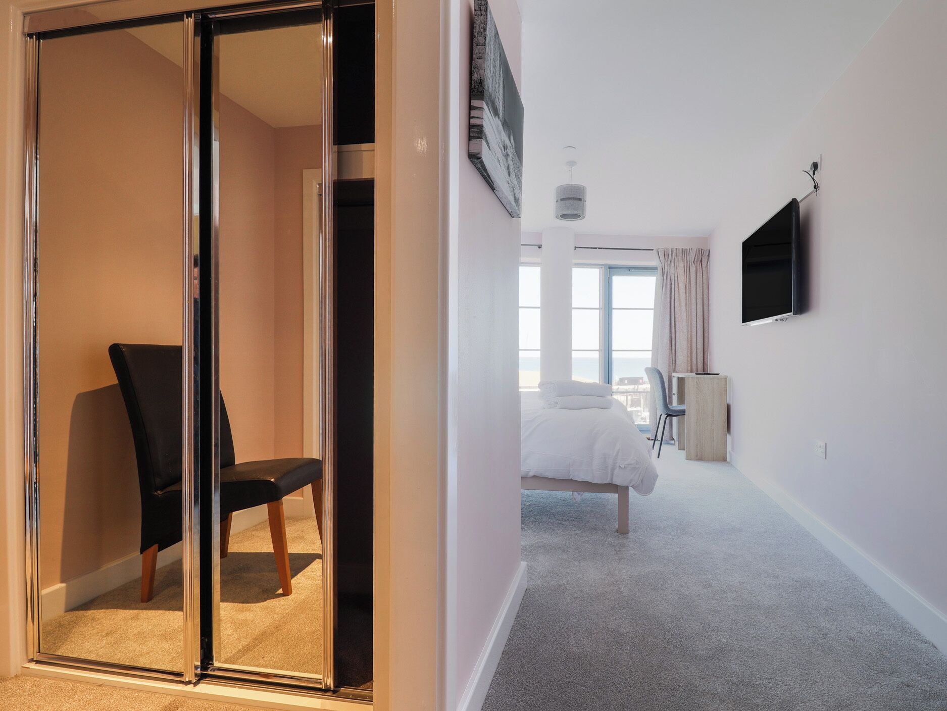 2 Schlafzimmer, individuell dekoriert, individuell eingerichtet