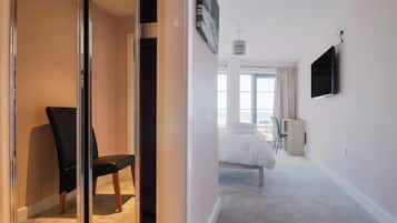 2 Schlafzimmer, individuell dekoriert, individuell eingerichtet