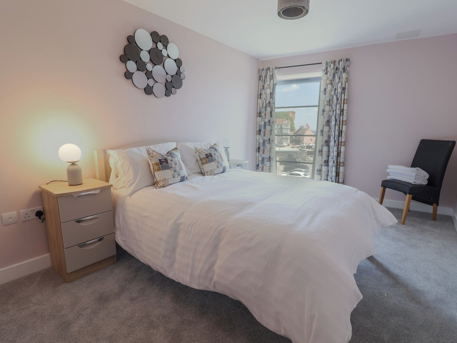 2 عدّة غرف نوم وبديكورات فريدة لكل غرفة وطراز فريد لكل وحدة