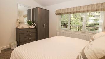 2 Schlafzimmer, individuell dekoriert, individuell eingerichtet