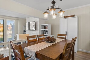 Townhome, 3 Bedrooms | Dining