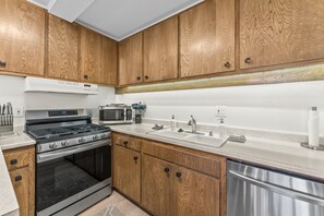 Townhome, 3 Bedrooms | Private kitchen | Fridge, oven, coffee/tea maker, toaster