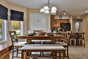 Condo, 3 habitaciones | Restaurantes