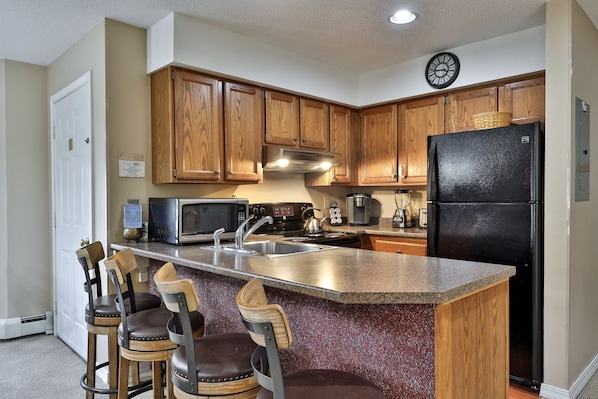 Condo, 3 Bedrooms | Private kitchen | Fridge, oven, coffee/tea maker, toaster - Pico Mountain Condo F106 3 Bedroom Home (Killington)