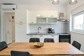 Fridge, oven, stovetop, dishwasher - Two-bedroom apartment Break B for 7 (Novalja)