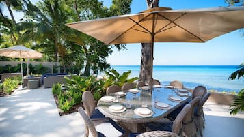 Villa, 5 Bedrooms | Outdoor dining