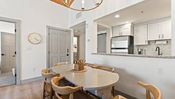 Villa, 1 Bedroom | Dining