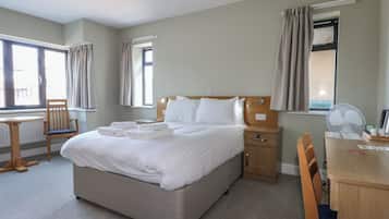 1 quarto, individualmente decorados, individualmente mobiliados