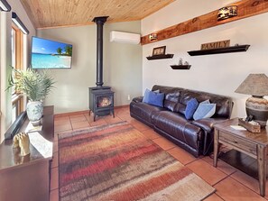 Casa, 3 habitaciones | Área de sala de estar | Smart TV 