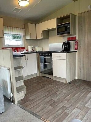 Cookware/dishes/utensils - Brynowen Holiday Park - Holiday Accommodation 22432 (Borth)