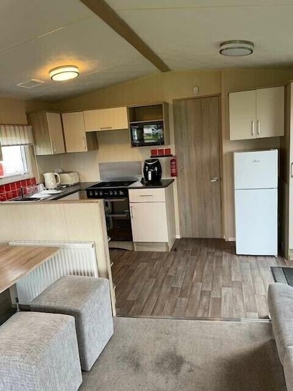 Cookware/dishes/utensils - Brynowen Holiday Park - Holiday Accommodation 22432 (Borth)