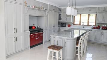 Dishwasher, cookware/dishes/utensils