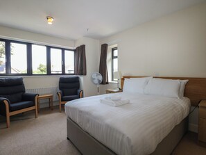 1 bedroom, individually decorated, individually furnished, free WiFi - The Watchtower at Marine Court (Littlehampton)