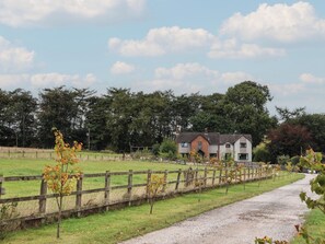 المنطقة المحيطة بالمنشأة