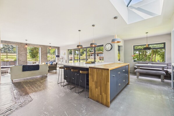 المنشأة من الداخل