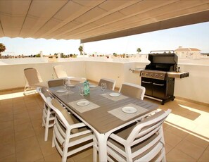 Outdoor dining - Exclusive Holiday Home with Shared Pool, Wi-Fi & Air Conditioning (Rojales)