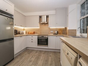 Dishwasher, cookware/dishes/utensils - The Burrow (Windermere)