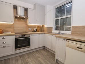 Dishwasher, cookware/dishes/utensils - The Burrow (Windermere)