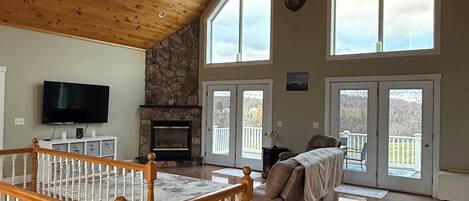 TV, peis, DVD-spiller og bøker