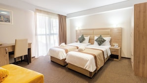 A hotel room with two beds, a desk, a chair, and a wardrobe. - Hotel Somi Inn (Tbilisi)